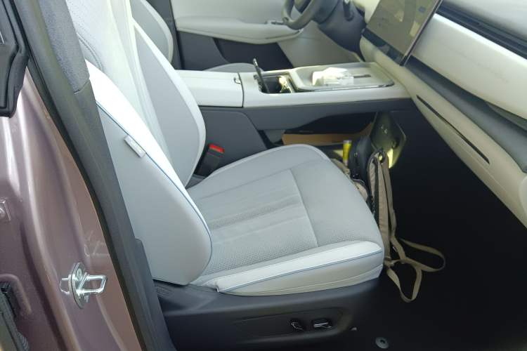 Used VOYAH COURAGE 2024 Four-Wheel Drive Global Edition Right Front Seat