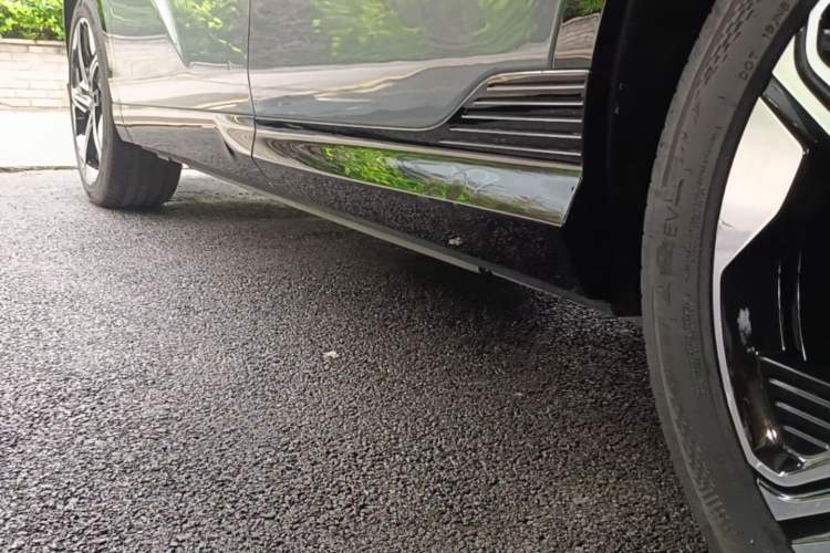 Used VOYAH COURAGE 2024 Long-Range Supercharge Edition Left Side Sill
