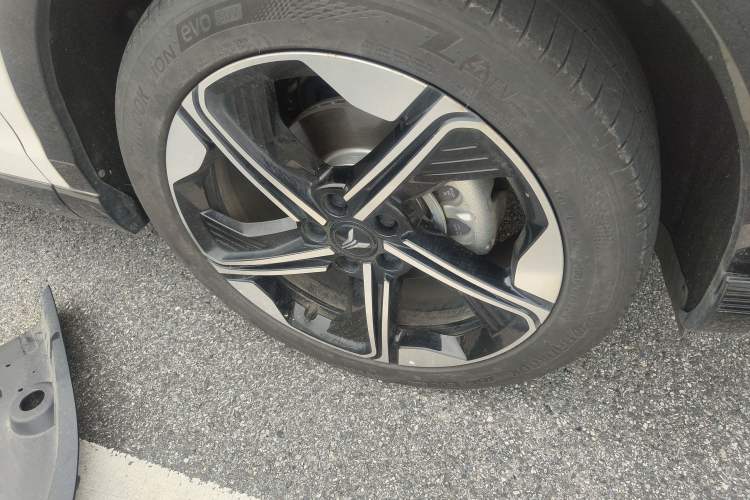 Used VOYAH COURAGE 2024 Long-Range Supercharge Edition Right Front Wheel Hub