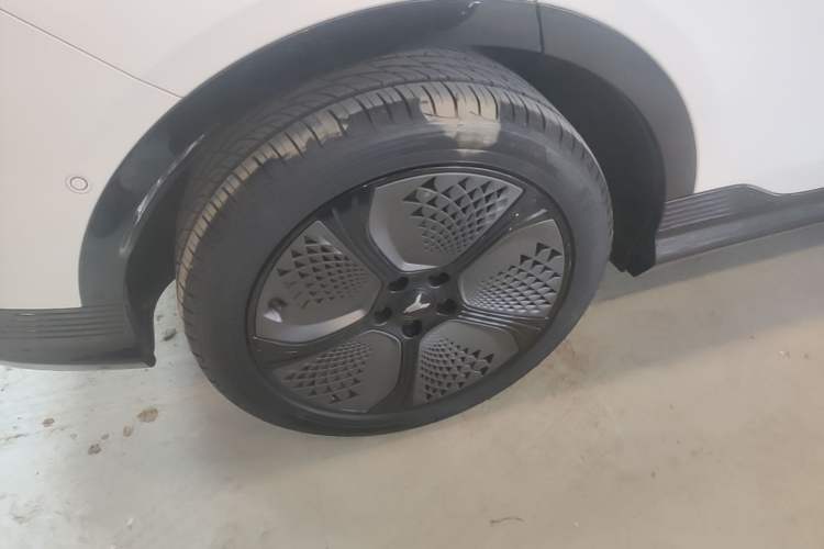 Used VOYAH COURAGE 2024 Ultra-Long Range Smart Enjoyment Version Right Rear Wheel Hub