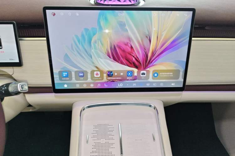 Used VOYAH COURAGE 2025 Model Four-Wheel-Drive Qiankun Edition Audio And AC Panel