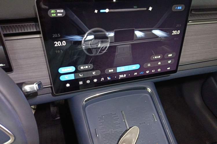 Used VOYAH COURAGE 2025 Model Four-Wheel-Drive Qiankun Edition Audio And AC Panel