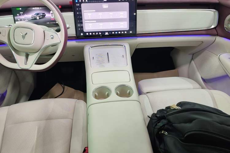 Used VOYAH COURAGE 2025 Model Four-Wheel-Drive Qiankun Edition Audio And AC Panel