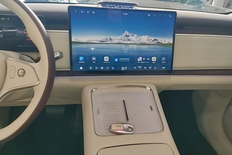 Used VOYAH COURAGE 2025 Model Four-Wheel-Drive Qiankun Edition Audio And AC Panel
