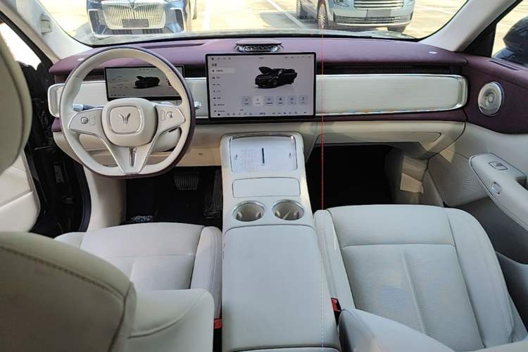 Used VOYAH COURAGE 2025 Model Four-Wheel-Drive Qiankun Edition Center Console