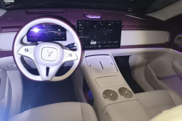Used VOYAH COURAGE 2025 Model Four-Wheel-Drive Qiankun Edition Center Console