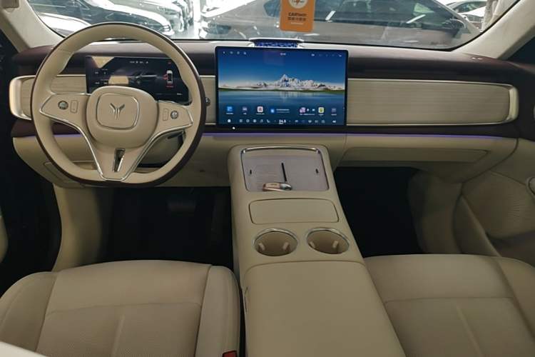 Used VOYAH COURAGE 2025 Model Four-Wheel-Drive Qiankun Edition Center Console