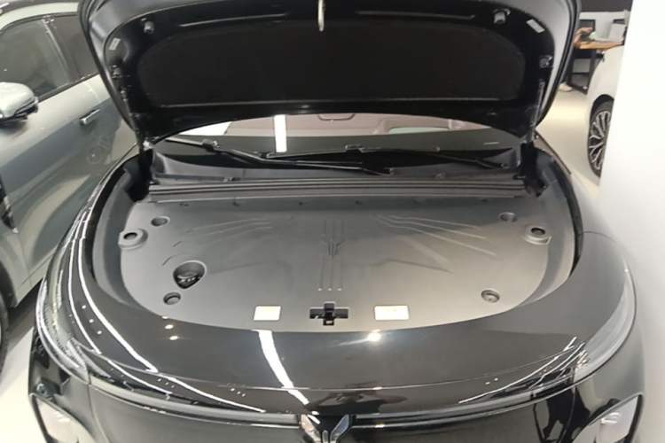 Used VOYAH COURAGE 2025 Model Four-Wheel-Drive Qiankun Edition Engine Bay