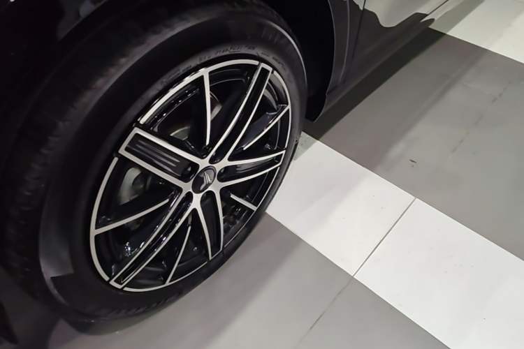 Used VOYAH COURAGE 2025 Model Four-Wheel-Drive Qiankun Edition Exterior 4