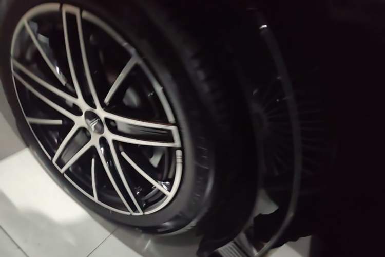 Used VOYAH COURAGE 2025 Model Four-Wheel-Drive Qiankun Edition Exterior 5