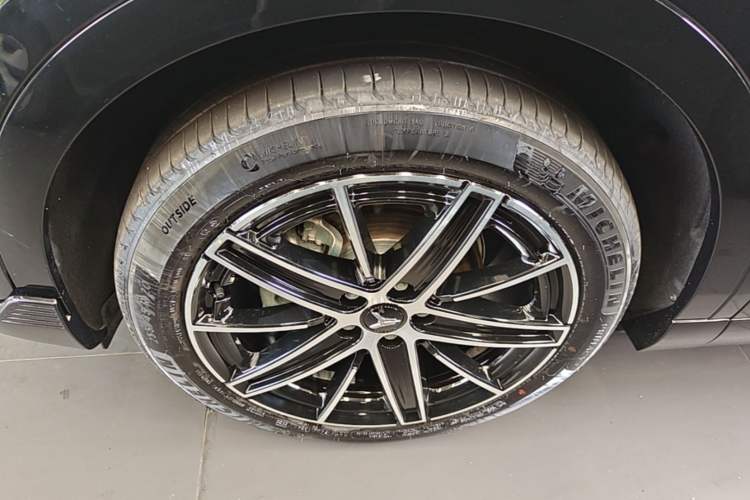 Used VOYAH COURAGE 2025 Model Four-Wheel-Drive Qiankun Edition Left Front Wheel Hub