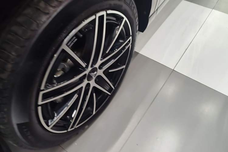 Used VOYAH COURAGE 2025 Model Four-Wheel-Drive Qiankun Edition Left Front Wheel Hub