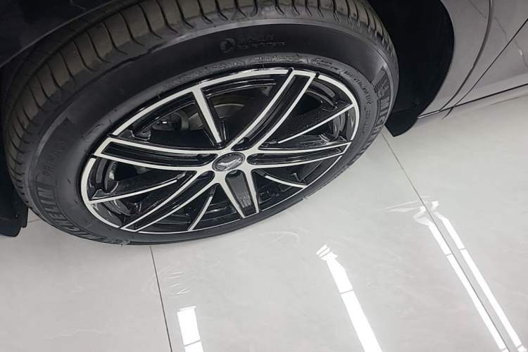 Used VOYAH COURAGE 2025 Model Four-Wheel-Drive Qiankun Edition Left Front Wheel Hub