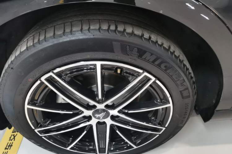 Used VOYAH COURAGE 2025 Model Four-Wheel-Drive Qiankun Edition Left Front Wheel Hub