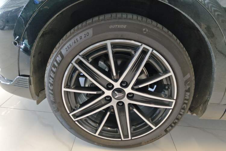 Used VOYAH COURAGE 2025 Model Four-Wheel-Drive Qiankun Edition Left Front Wheel Hub