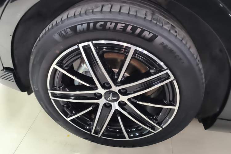Used VOYAH COURAGE 2025 Model Four-Wheel-Drive Qiankun Edition Left Front Wheel Hub