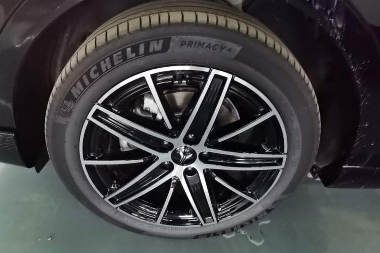 Used VOYAH COURAGE 2025 Model Four-Wheel-Drive Qiankun Edition Left Front Wheel Hub