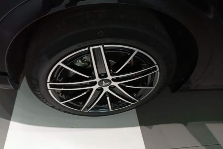Used VOYAH COURAGE 2025 Model Four-Wheel-Drive Qiankun Edition Left Front Wheel Hub