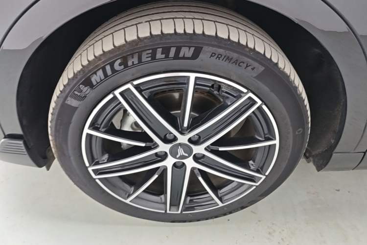 Used VOYAH COURAGE 2025 Model Four-Wheel-Drive Qiankun Edition Left Front Wheel Hub