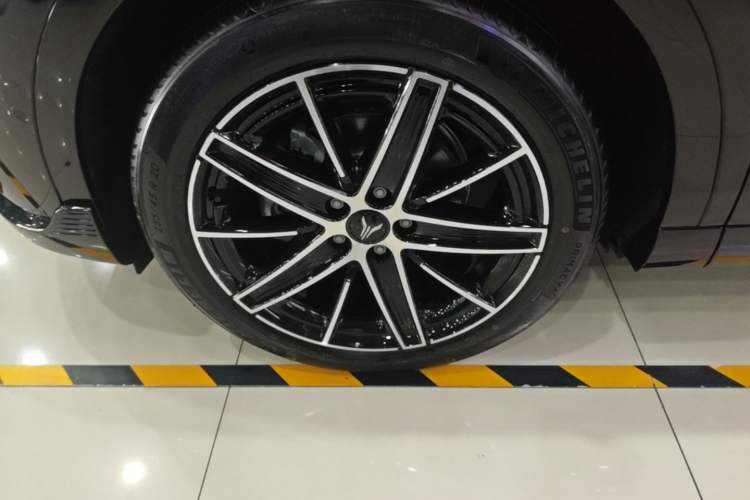 Used VOYAH COURAGE 2025 Model Four-Wheel-Drive Qiankun Edition Left Front Wheel Hub