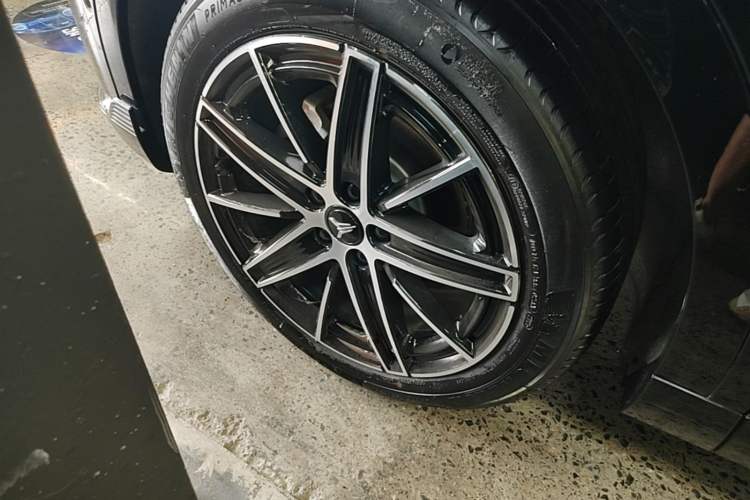 Used VOYAH COURAGE 2025 Model Four-Wheel-Drive Qiankun Edition Left Front Wheel Hub