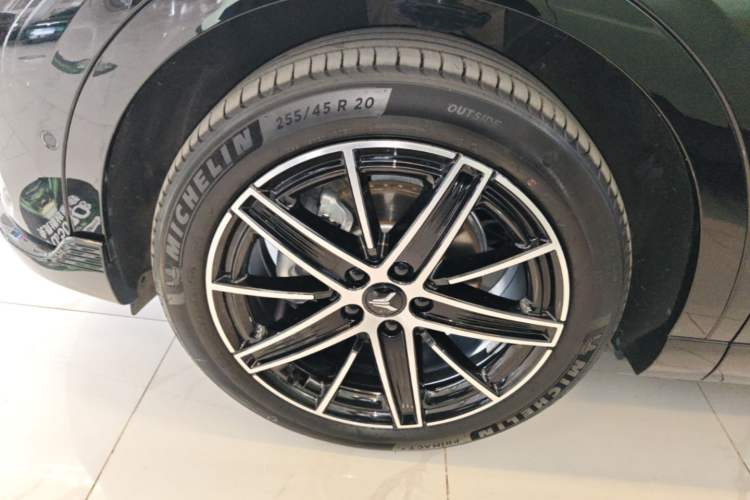 Used VOYAH COURAGE 2025 Model Four-Wheel-Drive Qiankun Edition Left Front Wheel Hub