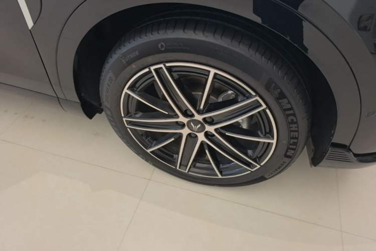 Used VOYAH COURAGE 2025 Model Four-Wheel-Drive Qiankun Edition Right Front Wheel Hub