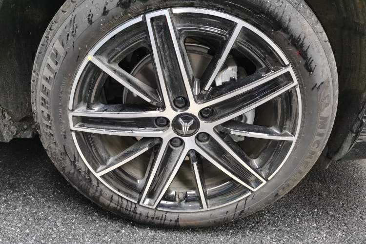 Used VOYAH COURAGE 2025 Model Rear-Drive Qiankun Edition Right Front Wheel Hub