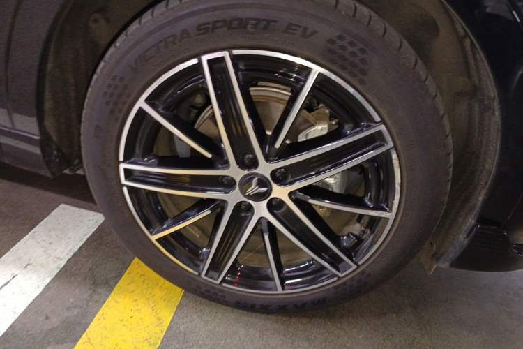 Used VOYAH COURAGE 2025 Model Four-Wheel-Drive Qiankun Edition Right Front Wheel Hub
