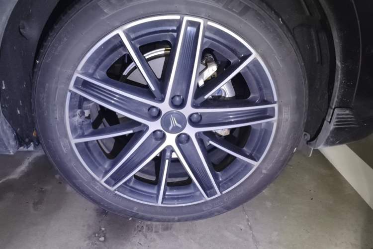 Used VOYAH COURAGE 2025 Model Four-Wheel-Drive Qiankun Edition Right Front Wheel Hub