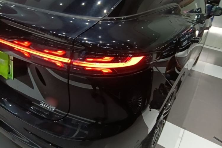 Used VOYAH COURAGE 2025 Model Four-Wheel-Drive Qiankun Edition Right Rear Taillight