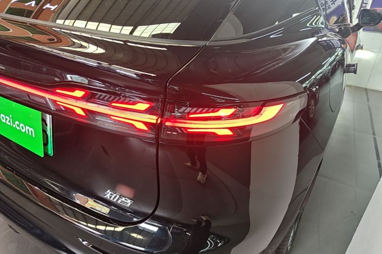 Used VOYAH COURAGE 2025 Model Four-Wheel-Drive Qiankun Edition Right Rear Taillight