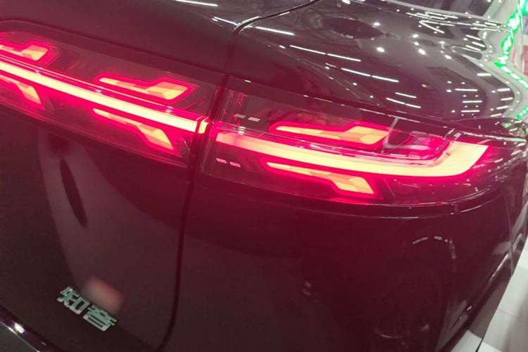 Used VOYAH COURAGE 2025 Model Four-Wheel-Drive Qiankun Edition Right Rear Taillight