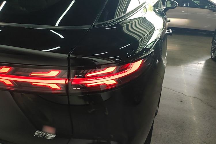 Used VOYAH COURAGE 2025 Model Four-Wheel-Drive Qiankun Edition Right Rear Taillight