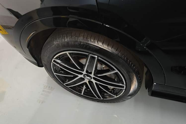 Used VOYAH COURAGE 2025 Model Four-Wheel-Drive Qiankun Edition Right Rear Wheel Hub