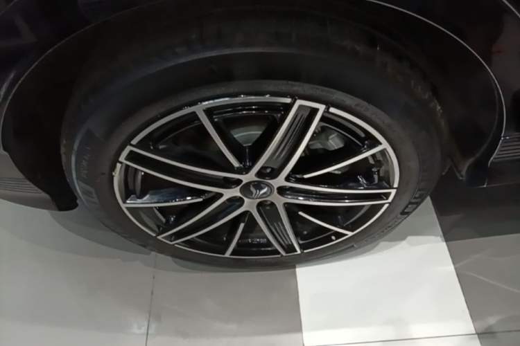 Used VOYAH COURAGE 2025 Model Four-Wheel-Drive Qiankun Edition Right Rear Wheel Hub