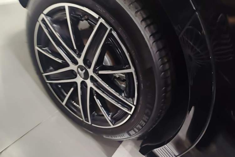 Used VOYAH COURAGE 2025 Model Four-Wheel-Drive Qiankun Edition Right Rear Wheel Hub