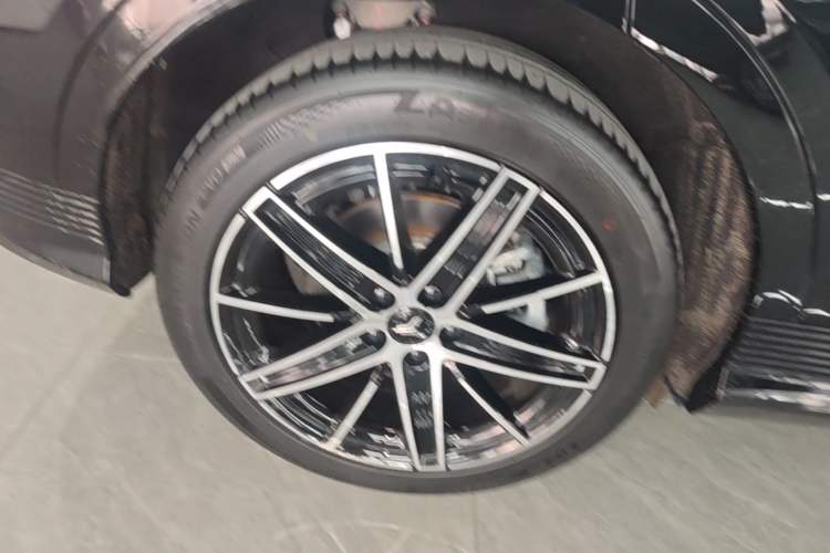 Used VOYAH COURAGE 2025 Model Four-Wheel-Drive Qiankun Edition Right Rear Wheel Hub