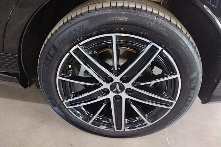 Used VOYAH COURAGE 2025 Model Four-Wheel-Drive Qiankun Edition Right Rear Wheel Hub