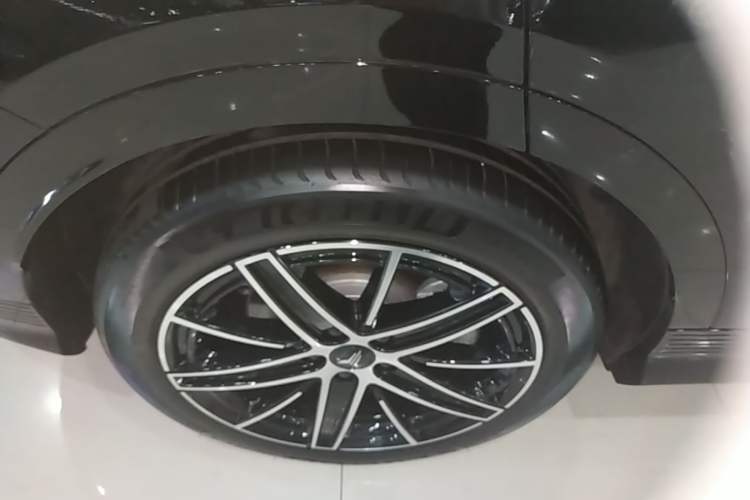 Used VOYAH COURAGE 2025 Model Four-Wheel-Drive Qiankun Edition Right Rear Wheel Hub