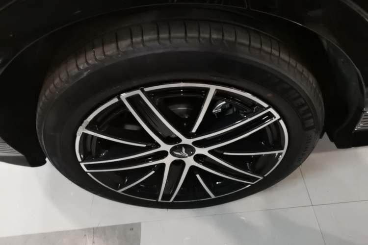 Used VOYAH COURAGE 2025 Model Four-Wheel-Drive Qiankun Edition Right Rear Wheel Hub