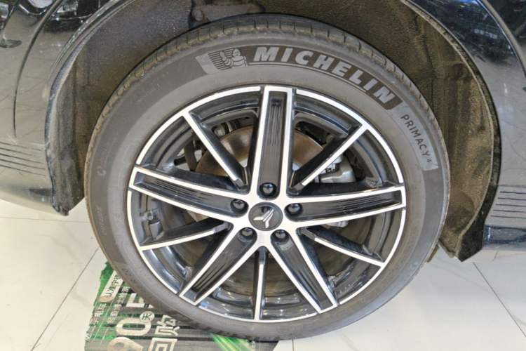 Used VOYAH COURAGE 2025 Model Four-Wheel-Drive Qiankun Edition Right Rear Wheel Hub