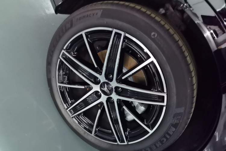 Used VOYAH COURAGE 2025 Model Four-Wheel-Drive Qiankun Edition Right Rear Wheel Hub