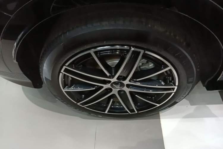 Used VOYAH COURAGE 2025 Model Four-Wheel-Drive Qiankun Edition Right Rear Wheel Hub