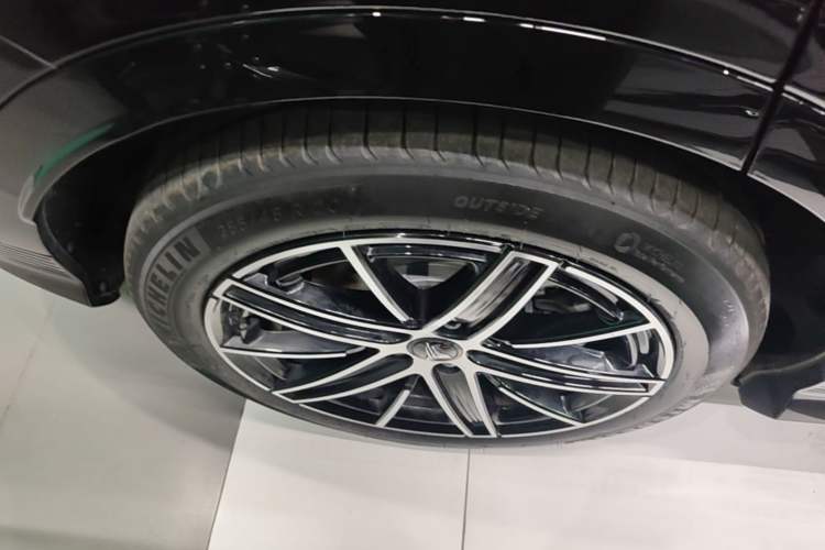 Used VOYAH COURAGE 2025 Model Four-Wheel-Drive Qiankun Edition Right Rear Wheel Hub