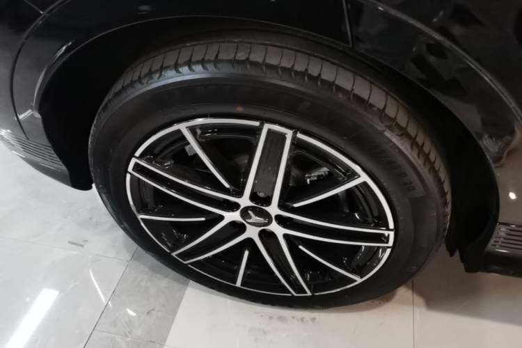 Used VOYAH COURAGE 2025 Model Four-Wheel-Drive Qiankun Edition Right Rear Wheel Hub