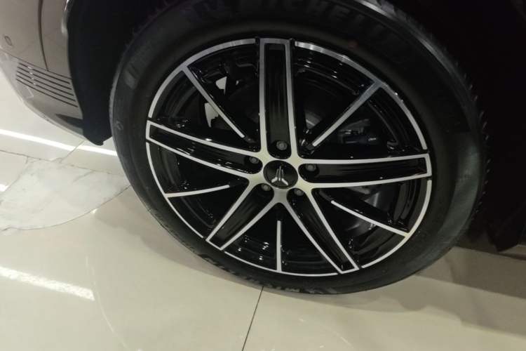 Used VOYAH COURAGE 2025 Model Four-Wheel-Drive Qiankun Edition Right Rear Wheel Hub