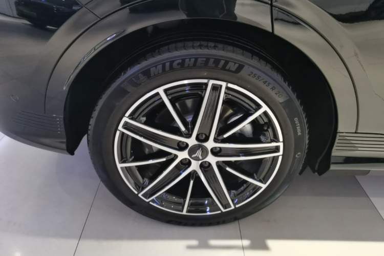 Used VOYAH COURAGE 2025 Model Four-Wheel-Drive Qiankun Edition Right Rear Wheel Hub