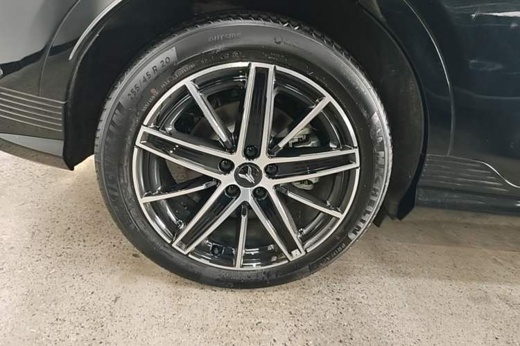 Used VOYAH COURAGE 2025 Model Four-Wheel-Drive Qiankun Edition Right Rear Wheel Hub