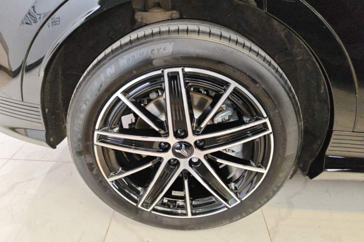Used VOYAH COURAGE 2025 Model Four-Wheel-Drive Qiankun Edition Right Rear Wheel Hub
